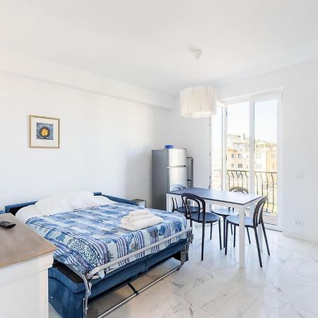 White And Grey Apartment Levanto Luaran gambar