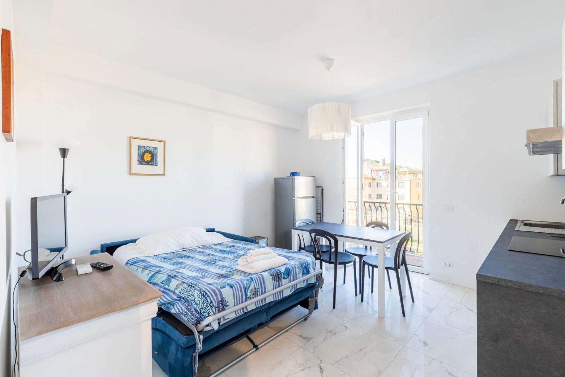 White And Grey Apartment Levanto Luaran gambar