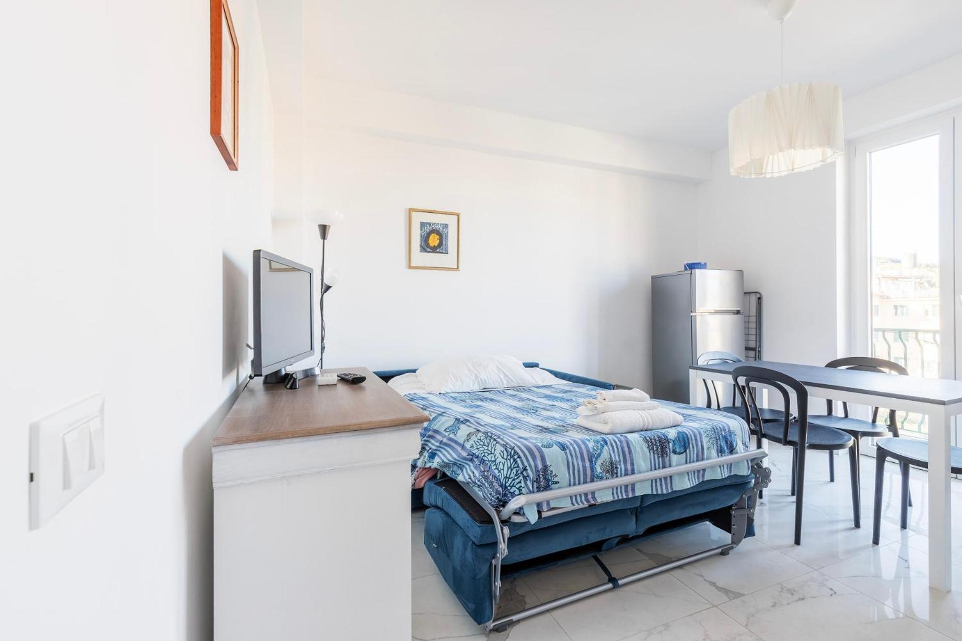 White And Grey Apartment Levanto Luaran gambar