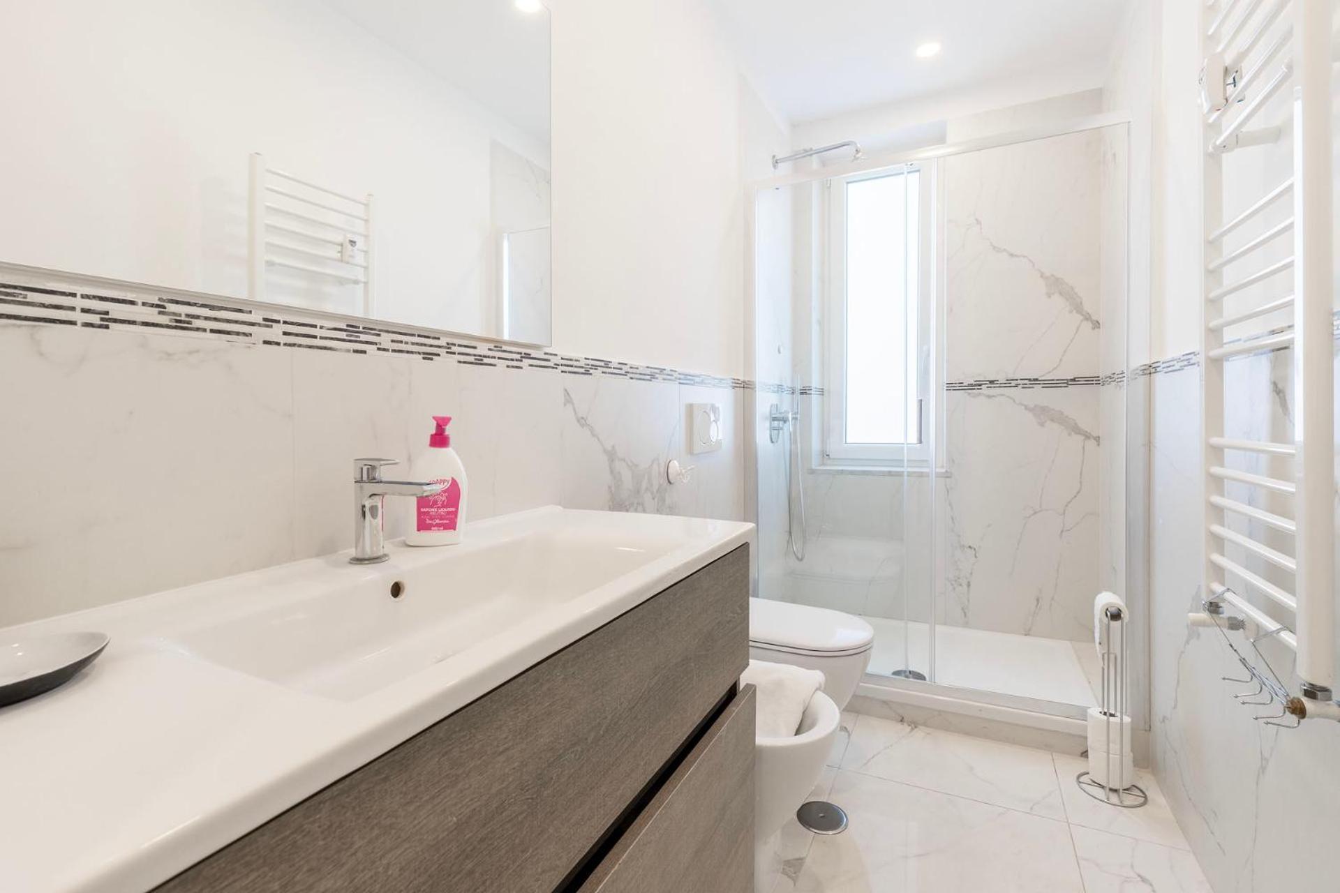 White And Grey Apartment Levanto Luaran gambar