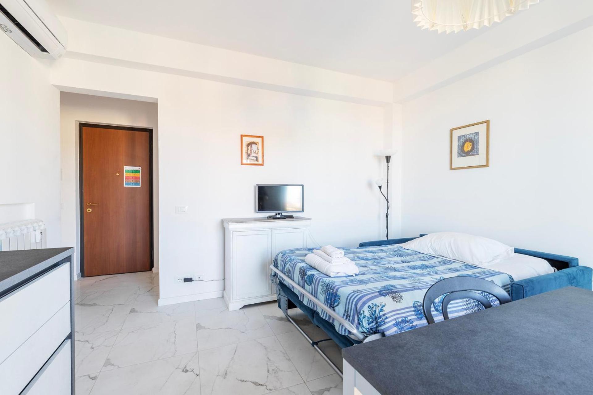 White And Grey Apartment Levanto Luaran gambar