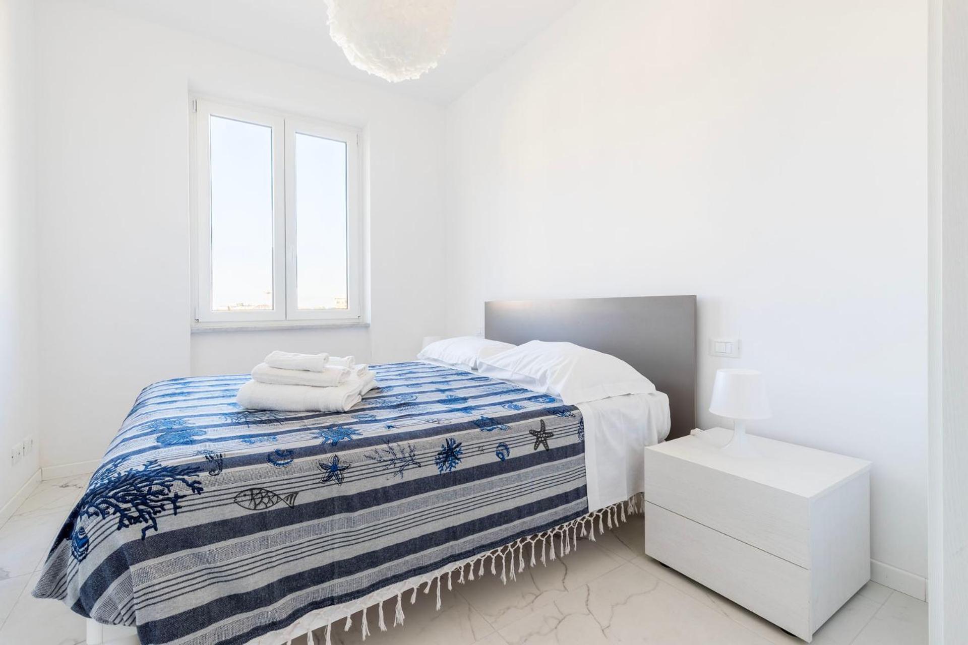 White And Grey Apartment Levanto Luaran gambar