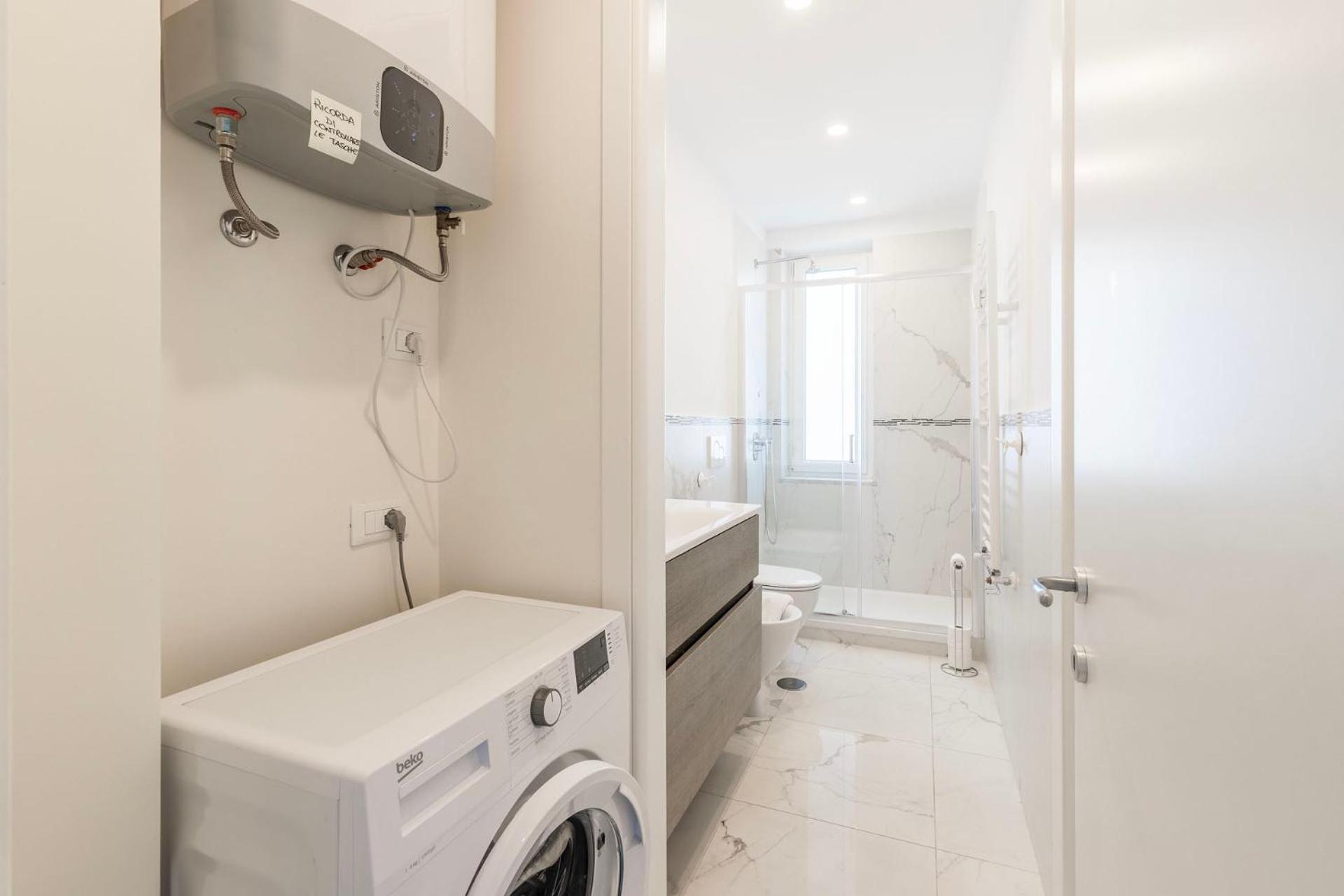 White And Grey Apartment Levanto Luaran gambar