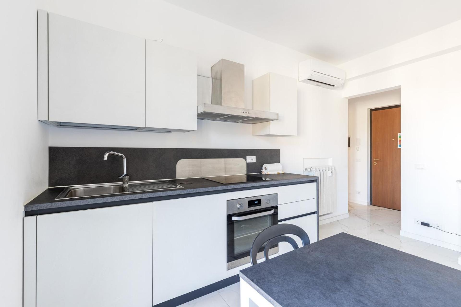 White And Grey Apartment Levanto Luaran gambar