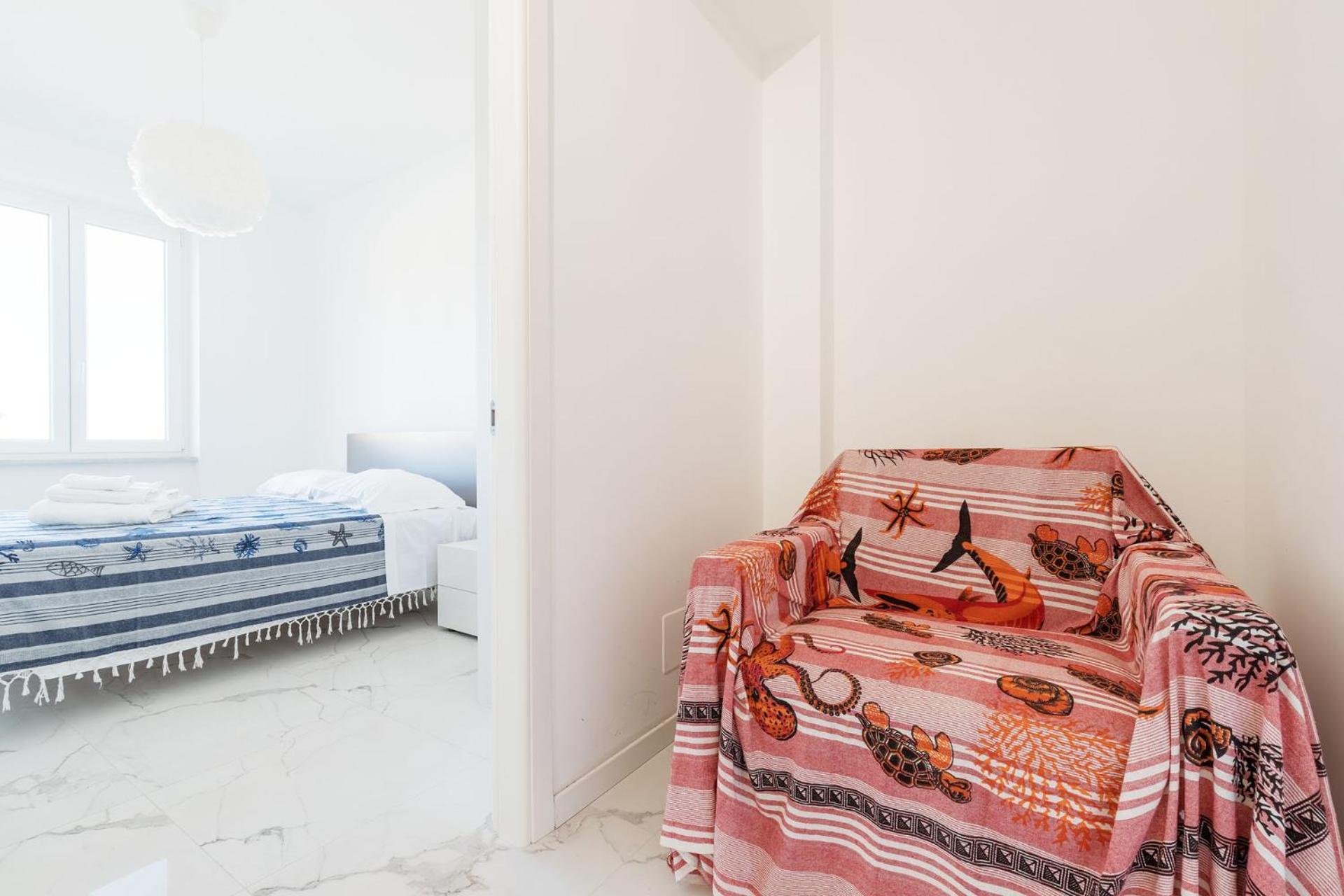 White And Grey Apartment Levanto Luaran gambar