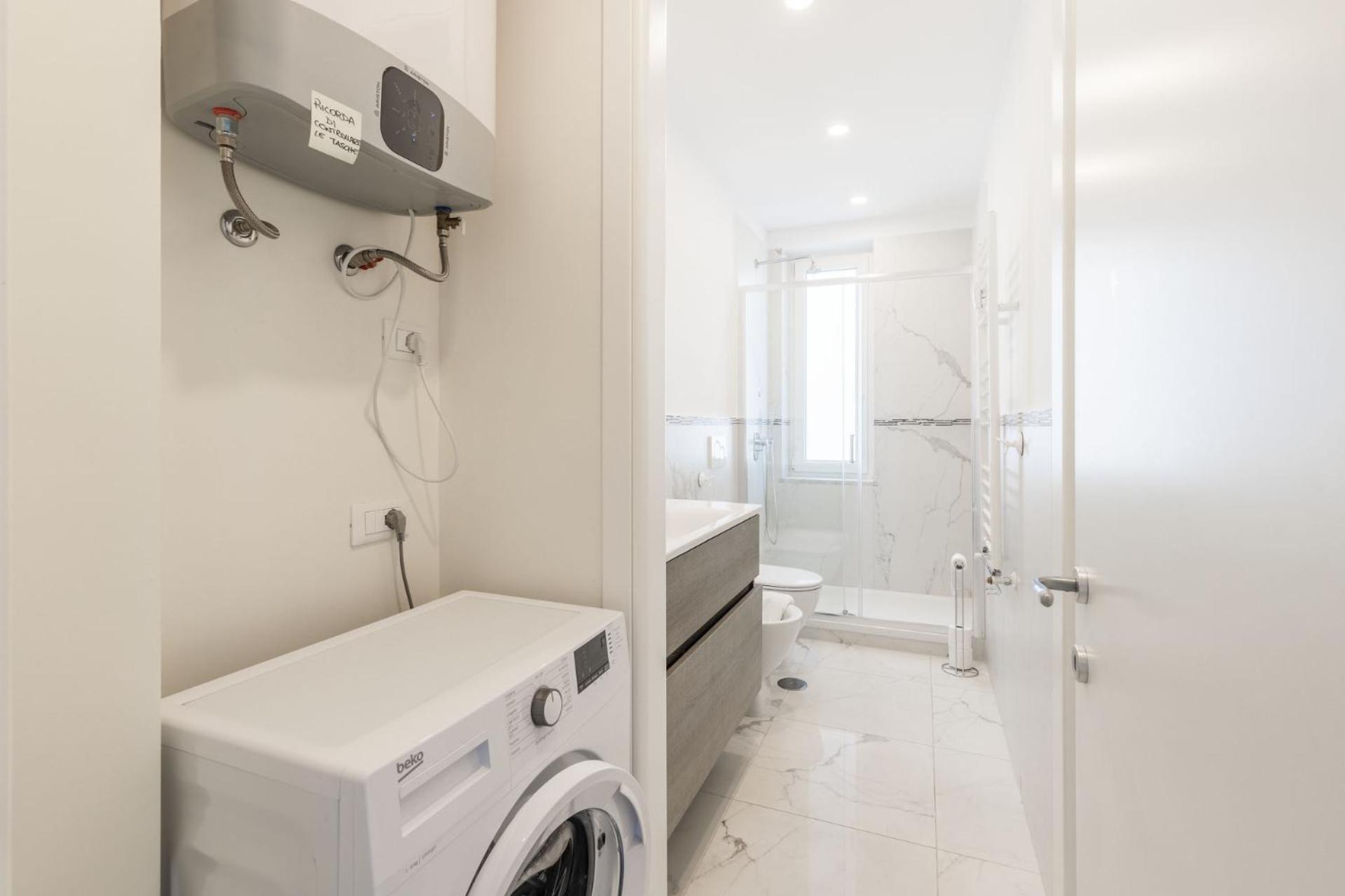 White And Grey Apartment Levanto Luaran gambar