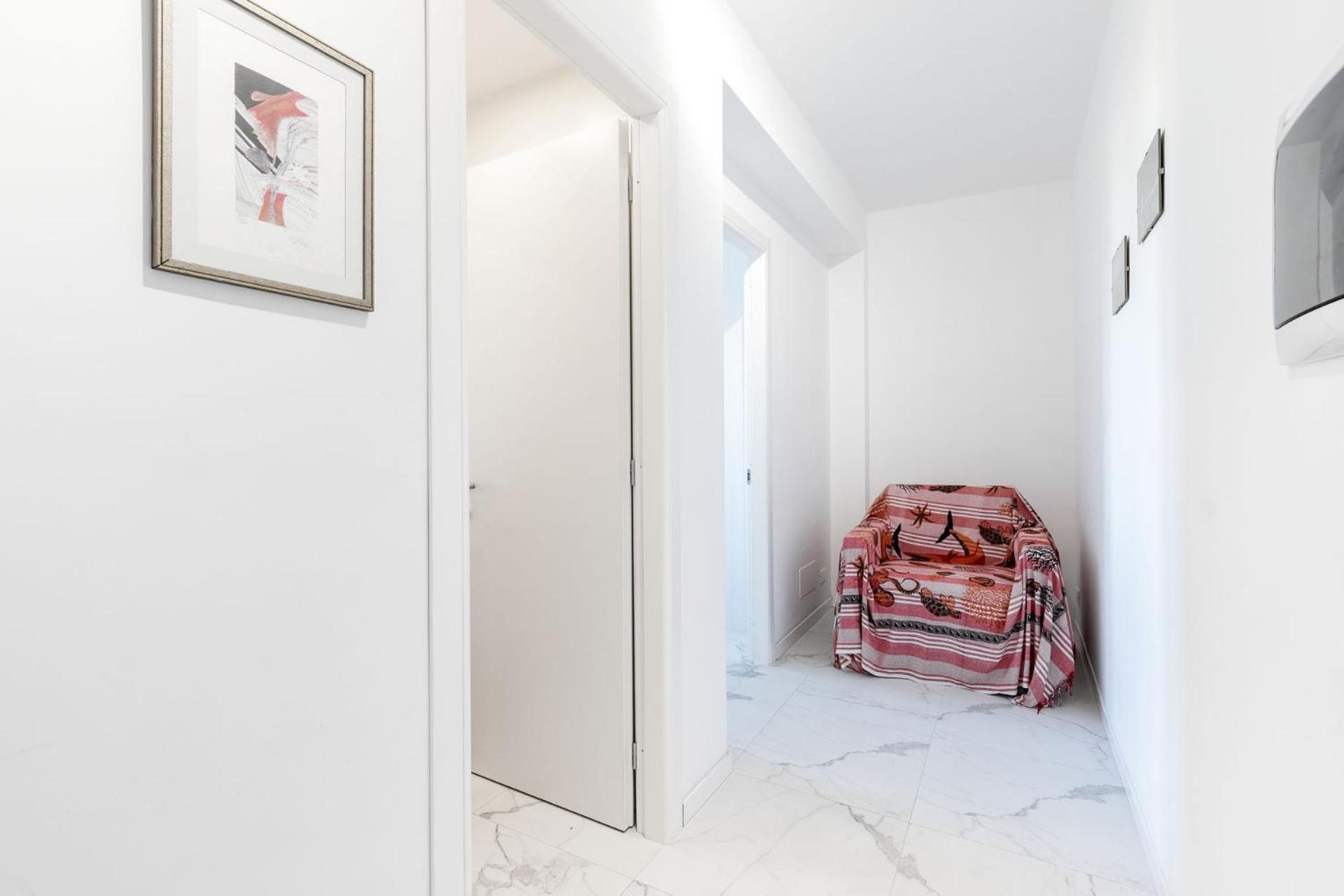 White And Grey Apartment Levanto Luaran gambar