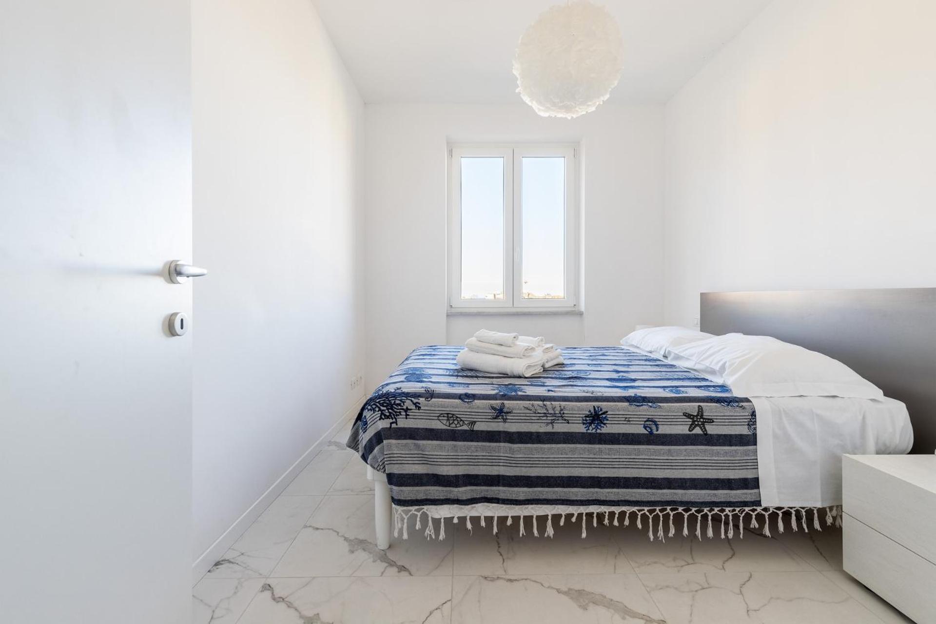 White And Grey Apartment Levanto Luaran gambar